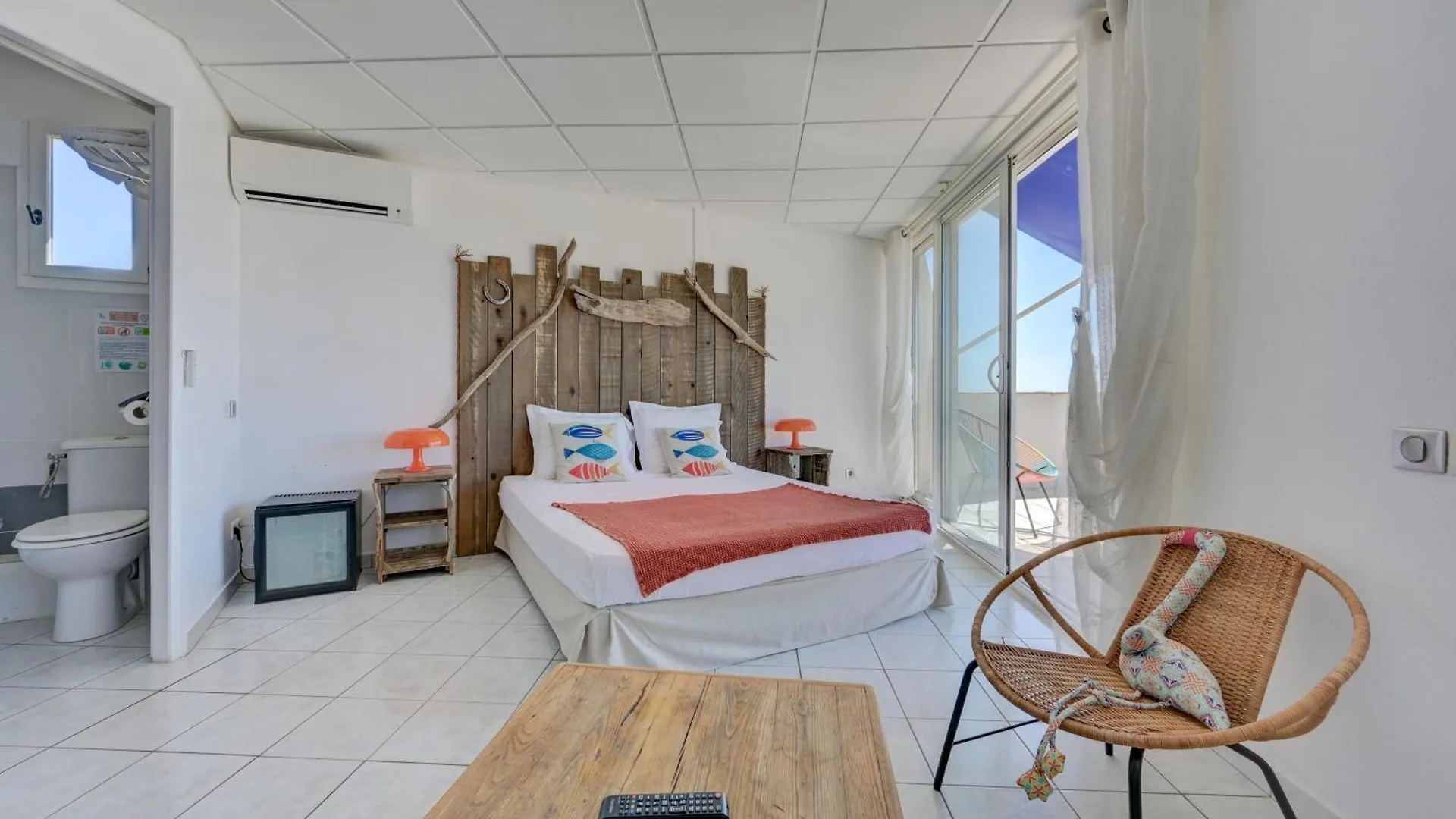 סן-מארי-דה-לה-מאר Hotel Camille 2*,  צרפת